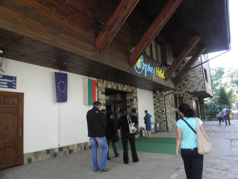 В групата, настанена н хотел ”Орфей” в Банско има още румънци и французи