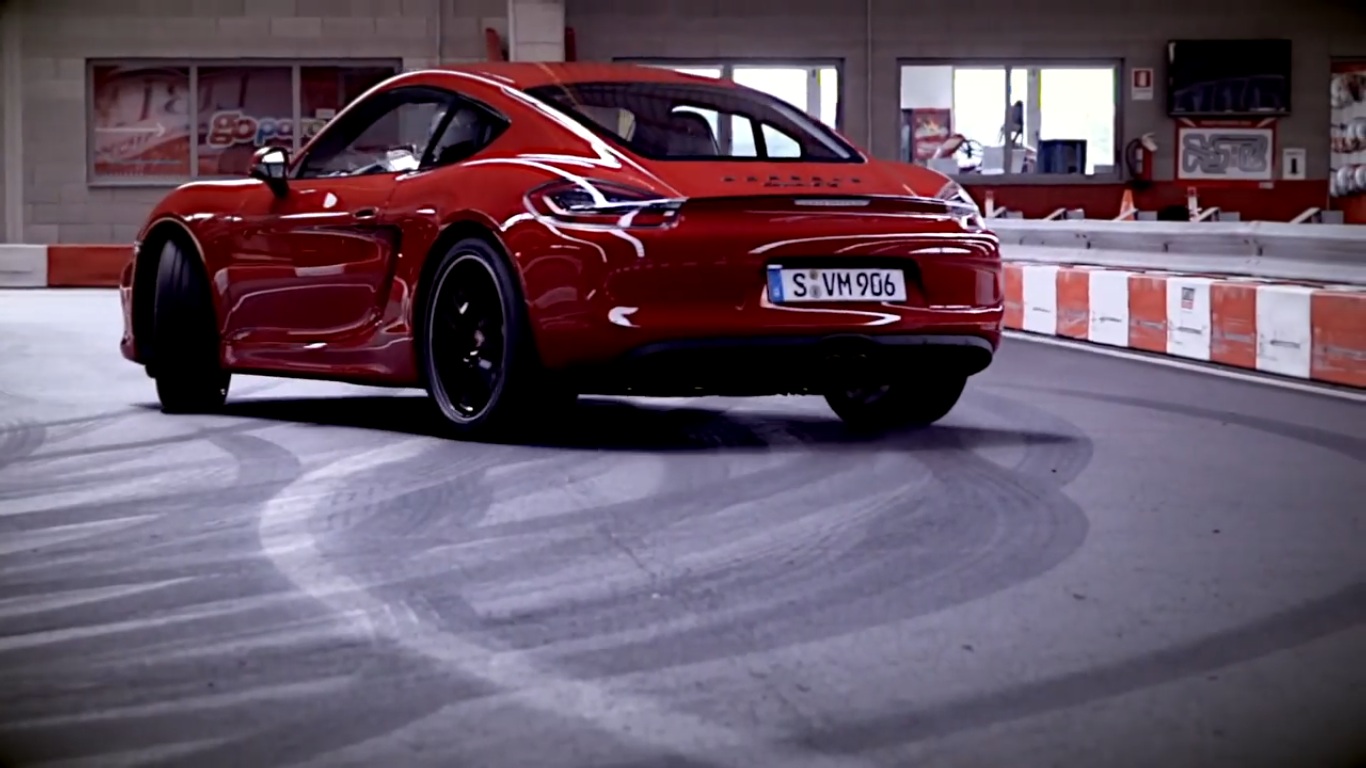 Porsche Cayman GTS се върти на картинг писта (видео)
