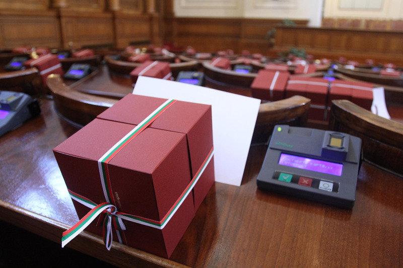 Депутатите намериха на банките си кутии, опаковани в червена хартия