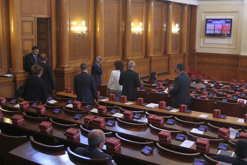 След като ГЕРБ осигури кворум, повечето депутати от партията напуснаха залата