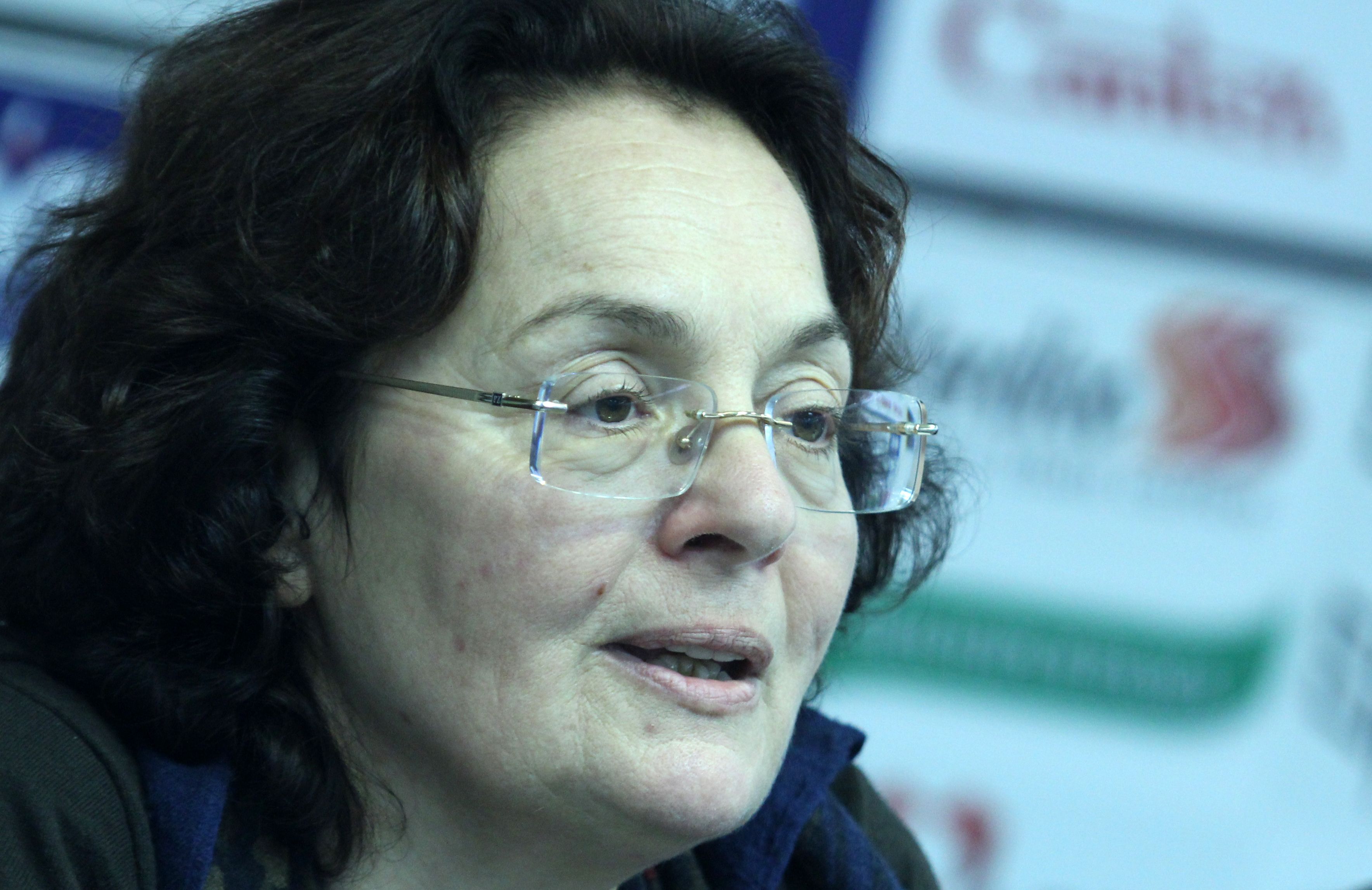 Коларова съгласна да се редактират учебниците по история
