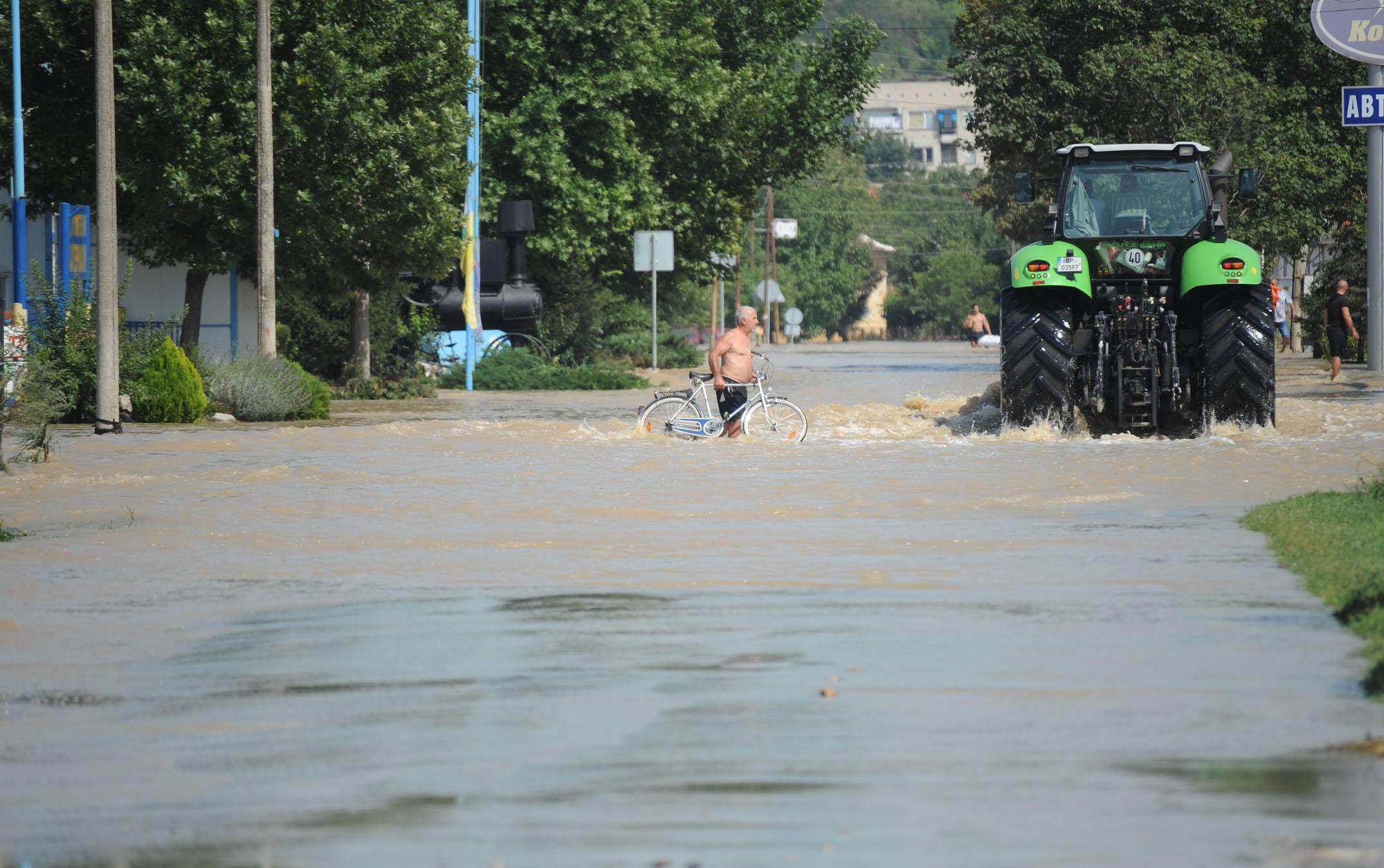 В наводнените квартали в Мизия водата се оттича бавно