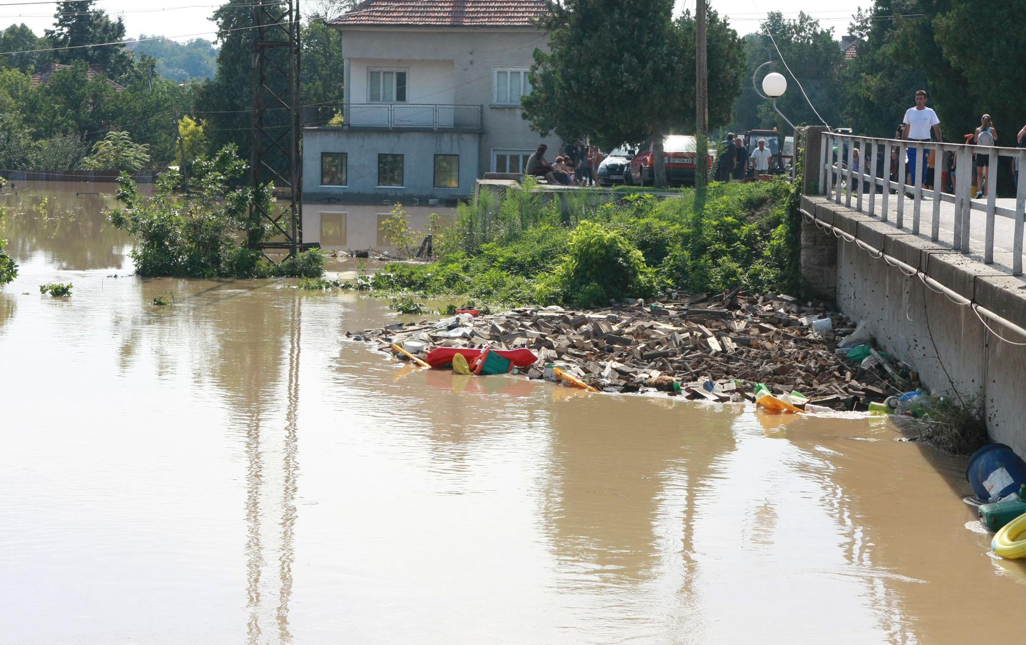 Калната вода носи боклуци