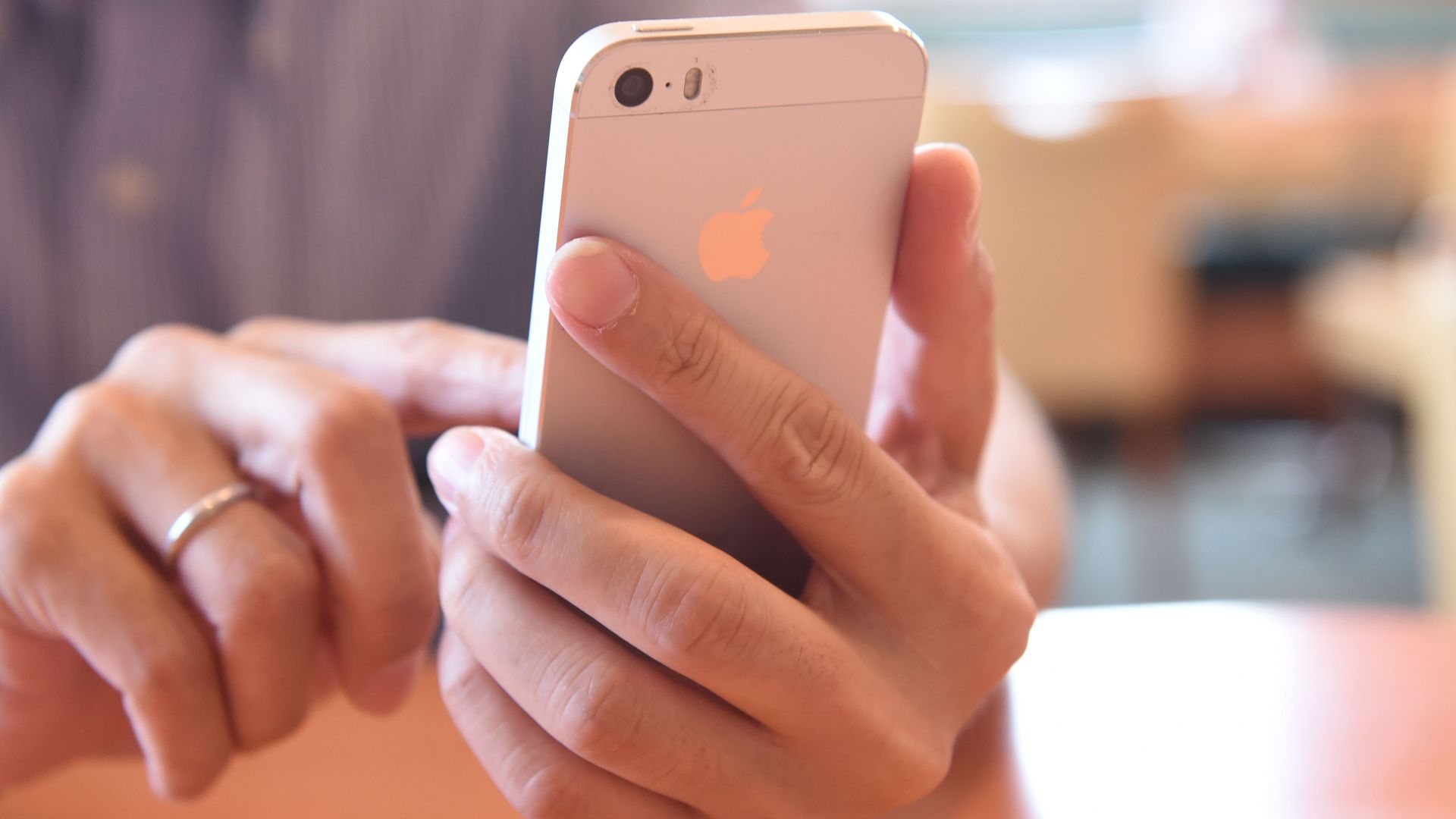 Епъл ограничи продажбите на Айфон до два на човек заради коронавируса