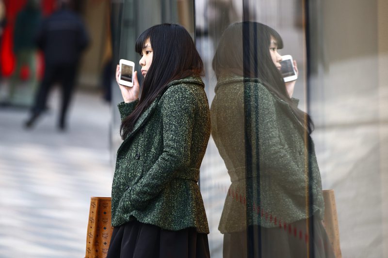 Китай затяга контрола върху мобилния интернет