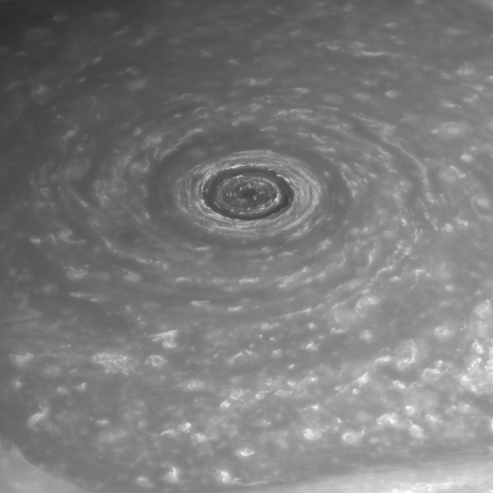 ”Касини” надникна в ”окото на Сатурн”