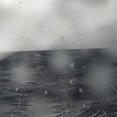 Робот, плаващ в окена, праща снимки на урагани