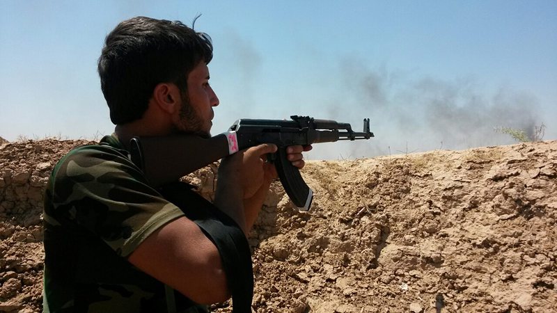 Кюрдски войник стреля по бойци от ”Ислямска държава”
