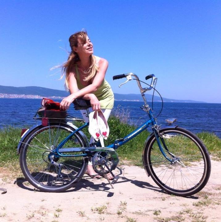 Мира Добрева подкара ретро велосипед