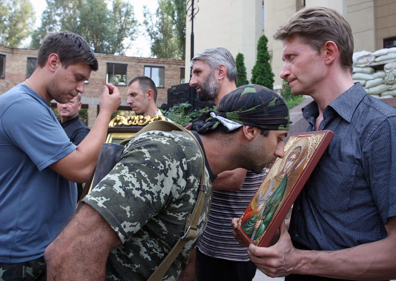 В Донецк остава напрегнато, в Киев премахват барикадите