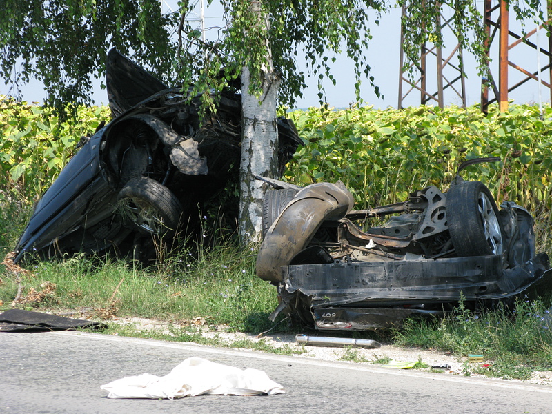 Кола се разпадна при тежка катастрофа край Русе (снимки)
