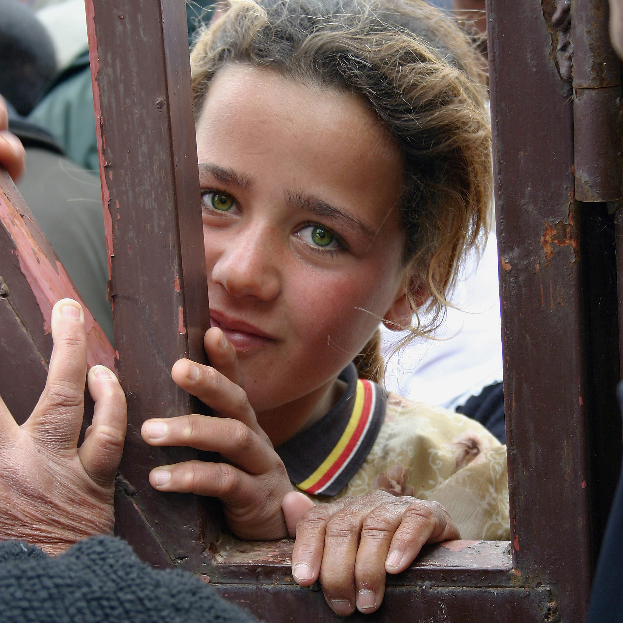 Момиче язиди чака хуманитарна помощ в Кюрдистан