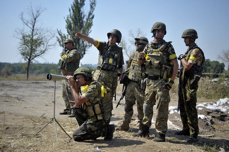 Войници от батальона „Донбас“ наблюдават района на Донецк