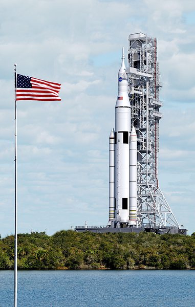 Свръхтежката ракета носител SLS (Space Launch System)