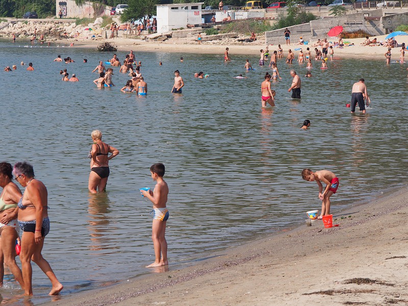 Въпреки че плуването край Офицерския плаж бе забранено, това не притесняваше особено плажуващите