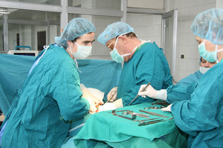 Спешната операция е направена от смесен екип лекари