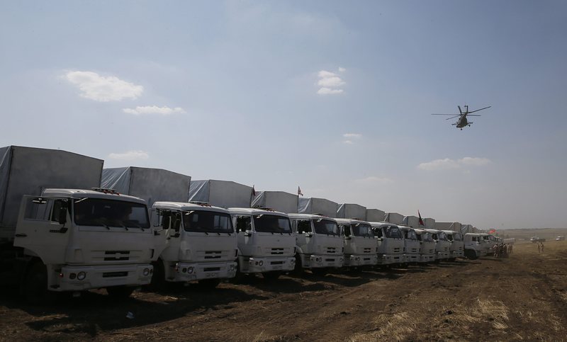 Украински граничари проверяват руския хуманитарен конвой