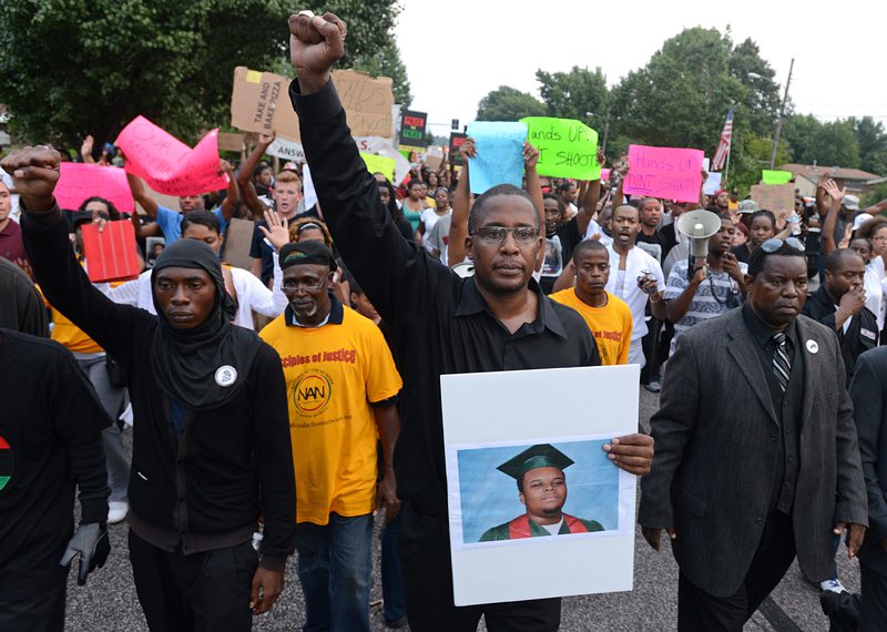 Демонстрация след убийството на млад мъж във Фергюсън
