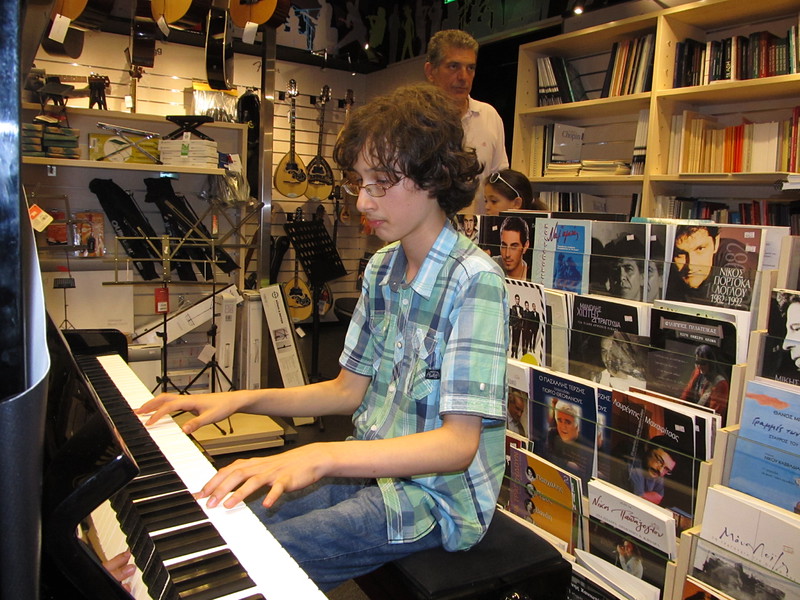 13-годишен русенец смая с пиано хиляди хора в гръцки мол