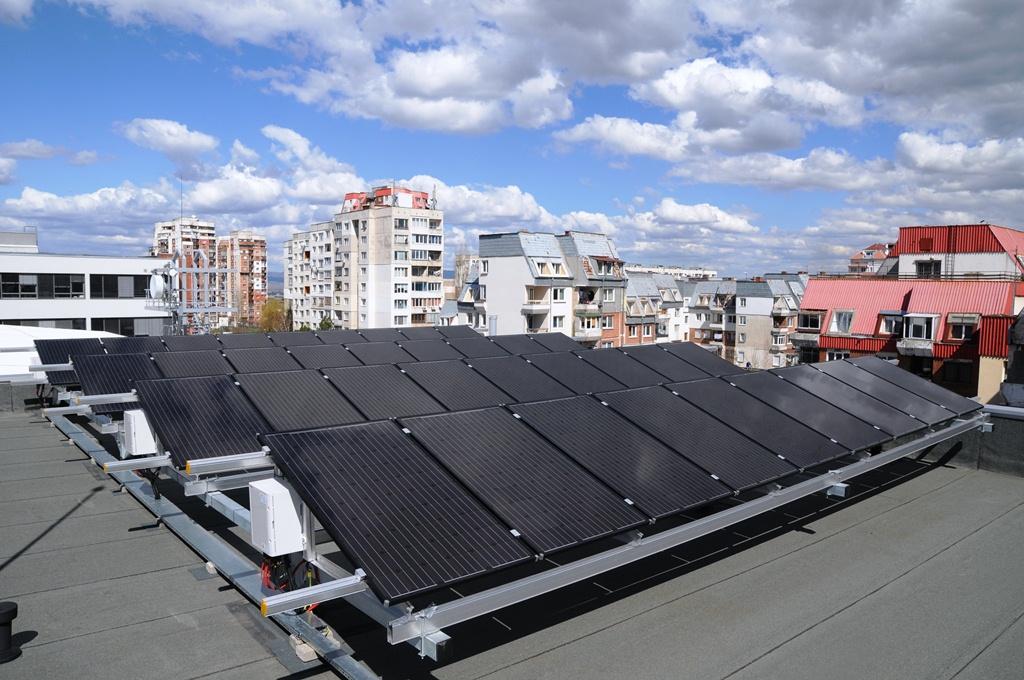 България се бави с монтирането на малки фотоволтаици върху покривите на домовете, алармираха експерти от "Грийнпийс"