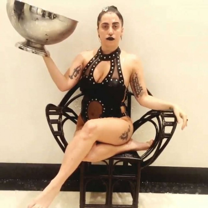 Лейди Гага излива кофа студена вода на главата си