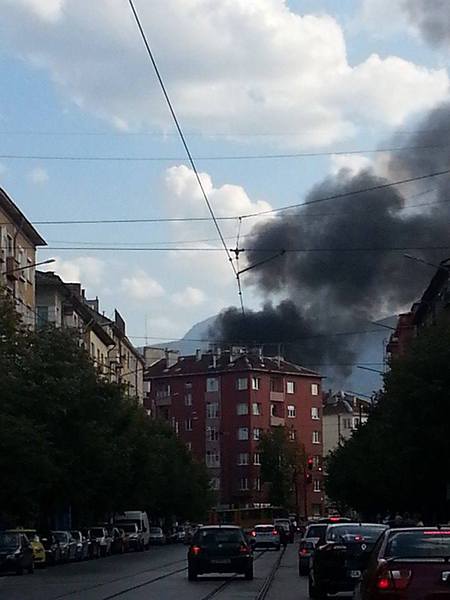 Гъсти кълба дим се издигаха над Петте кьошета в София