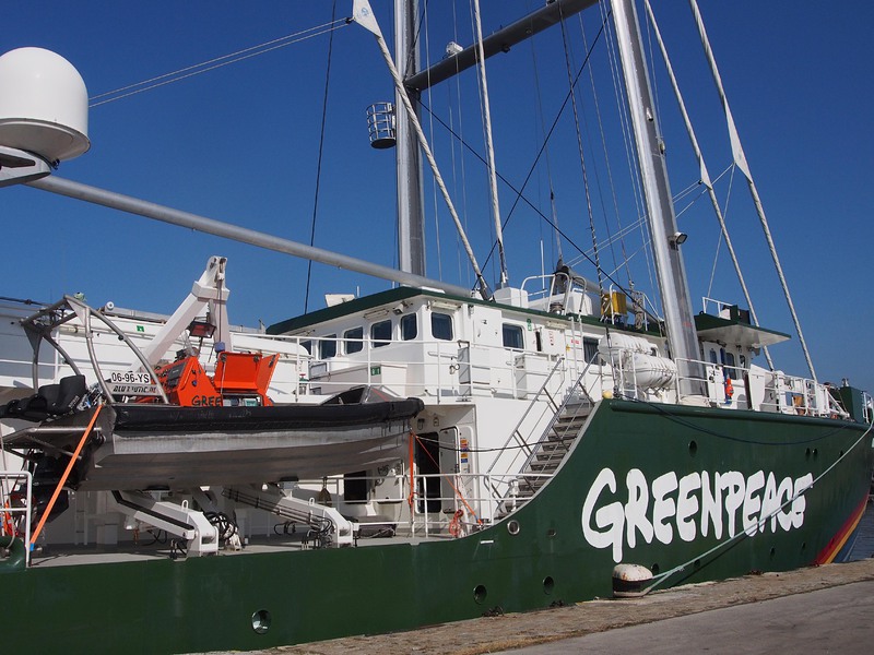 Кораб на ”Грийнпийс” акостира във Варна (видео)