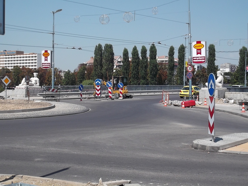 Кръговото кръстовище е елемент от може би най-натоварената пътна зона в Пловдив