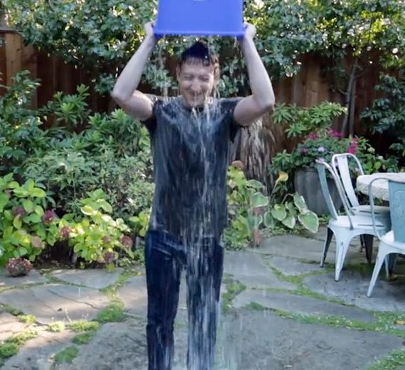 Марк Зукърбърг изля кофа с ледена вода върху главата си