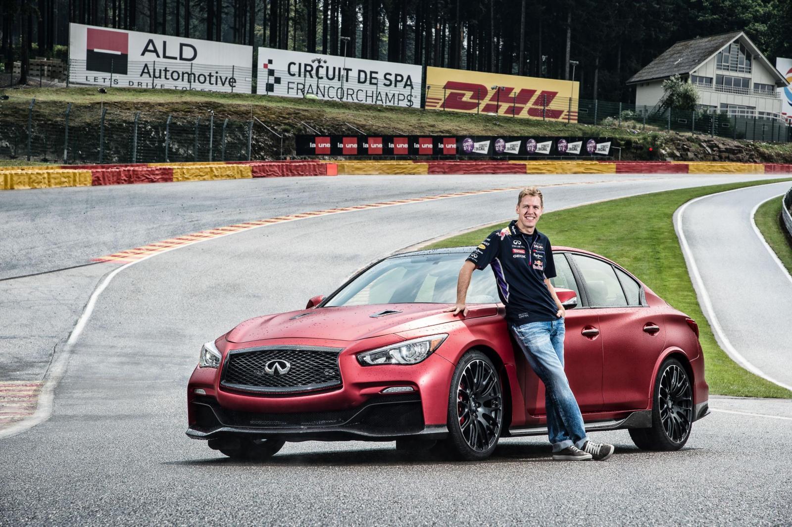 Infiniti Q50 Eau Rouge в действие (видео)