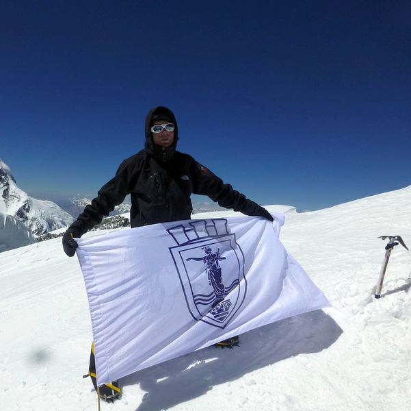 Иван Томов със знамето на Русе на връх Броуд Пик