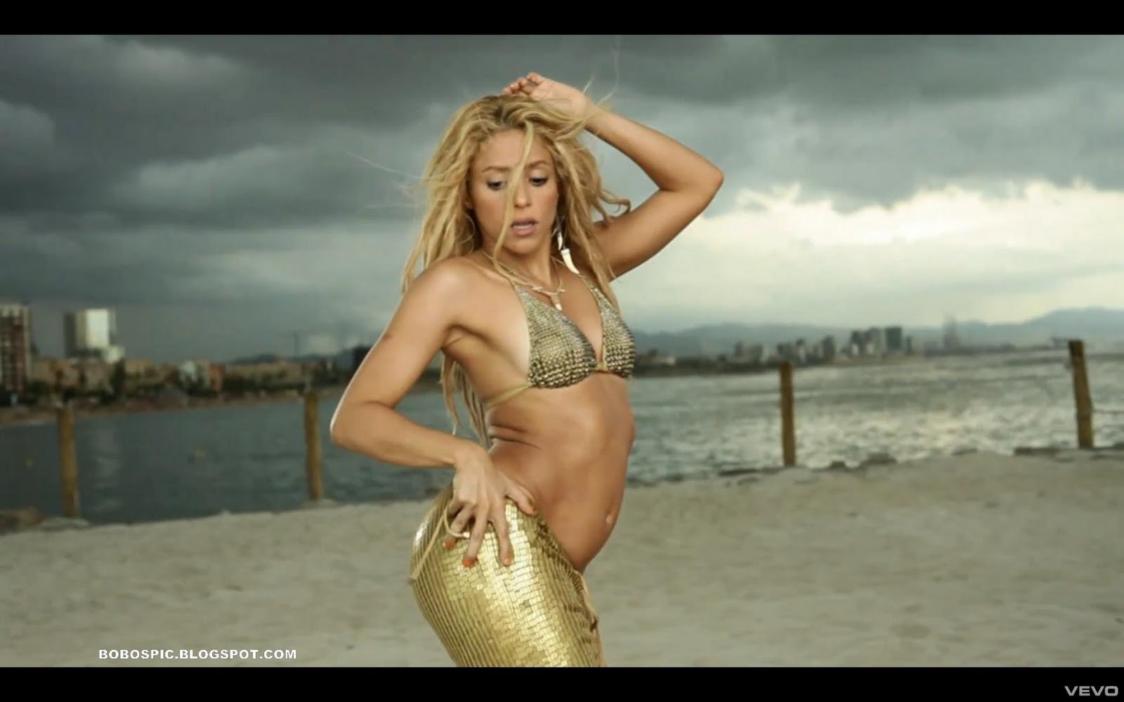 Шакира в клипа към песента ”Loca”