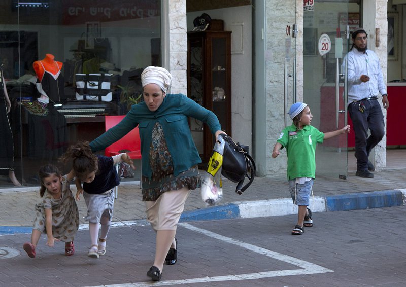 Израелско семейство бяга към убежище при ракетен обстрел