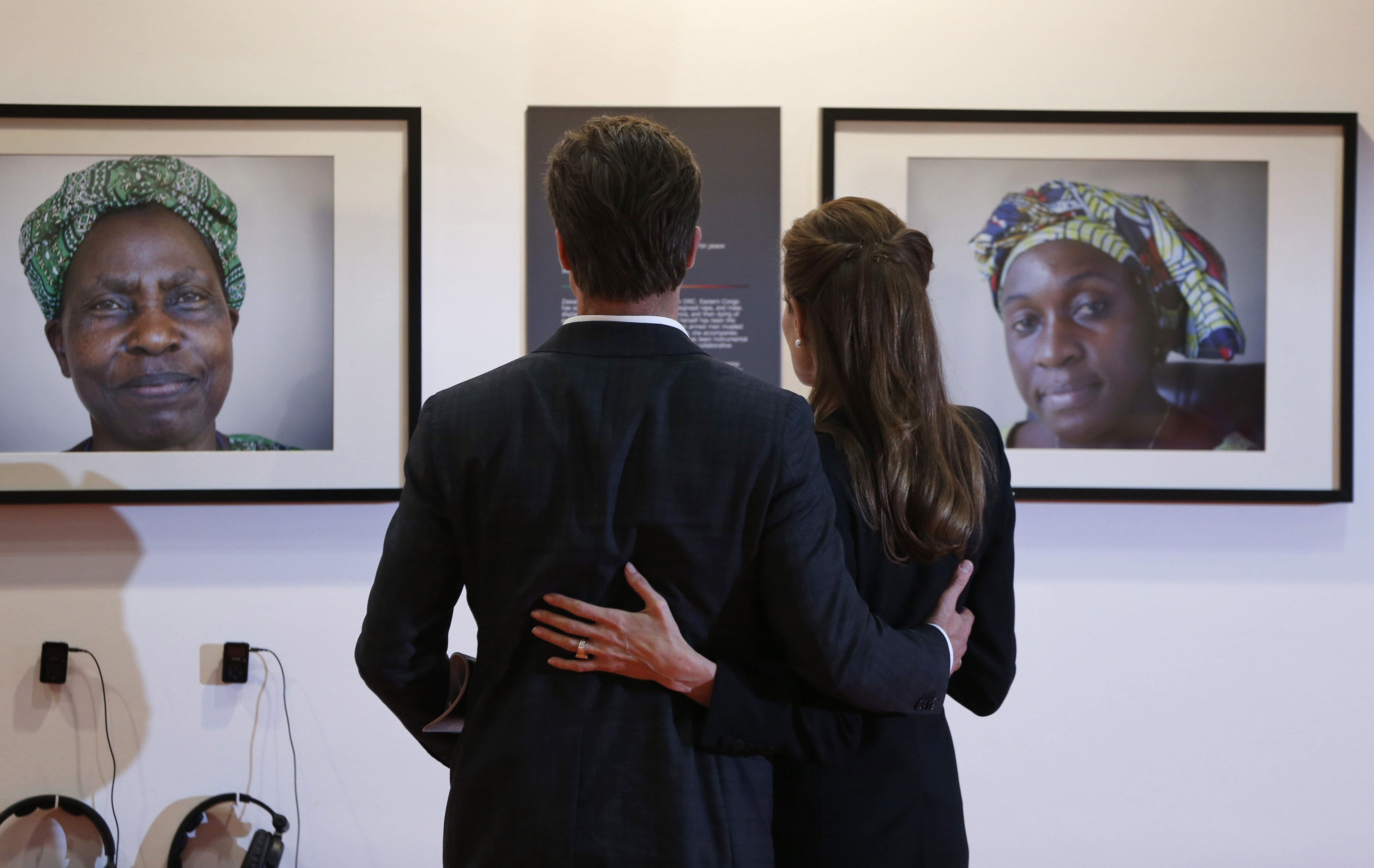 Брад Пит и Анджелина Джоли разглеждат фотографии на жертви на сексуално посегателство