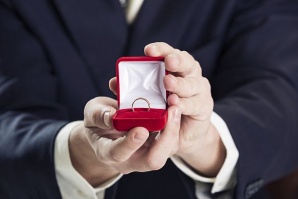 Пускат кутийка за годежен пръстен, оборудвана с мини камера