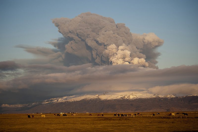 Исландия обяви червен код за въздушния трафик около вулкан