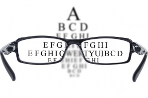 Миниатюрен имплант предвещава края на очилата