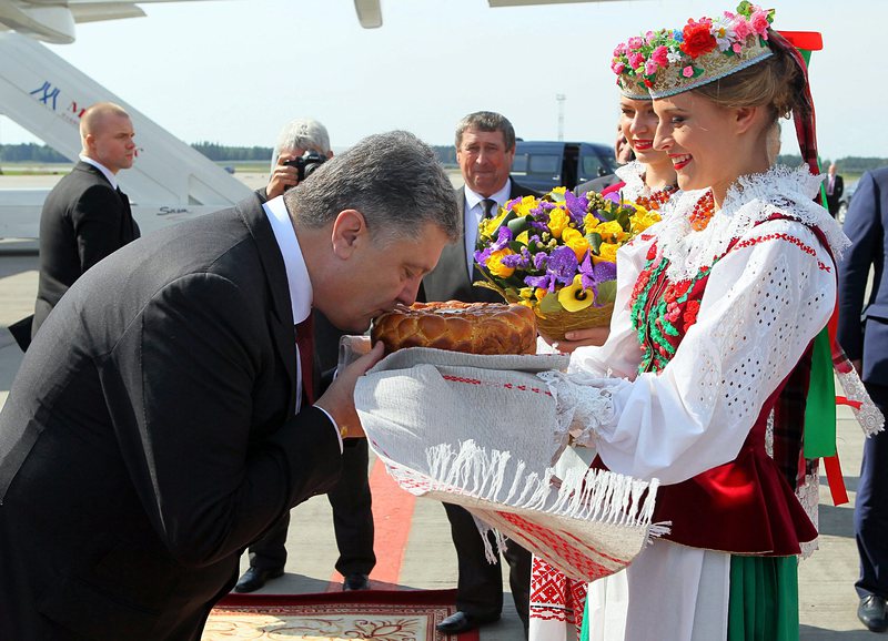 Петро Порошенко бе посрещнат на официална церемония в Минск
