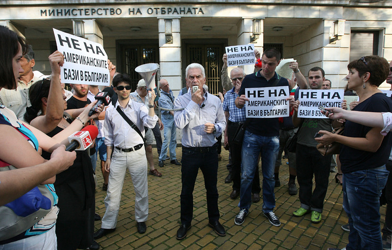 ”Атака” протестира срещу Шаламанов, готвел война с Русия