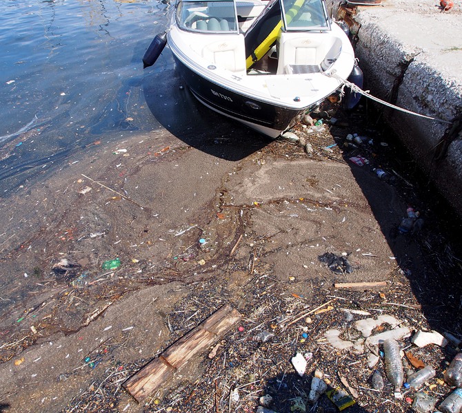 Яхтеното пристанище във Варна тъне в боклуци