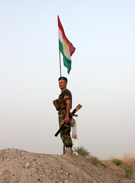 Кюрдски войник дава наряд в Източен Ирак