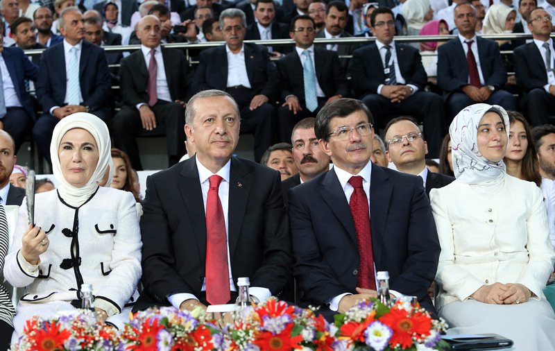 Ердоган ще връчи мандата за съставяне на новото правителство на досегашния външен министър Ахмет Давутоглу