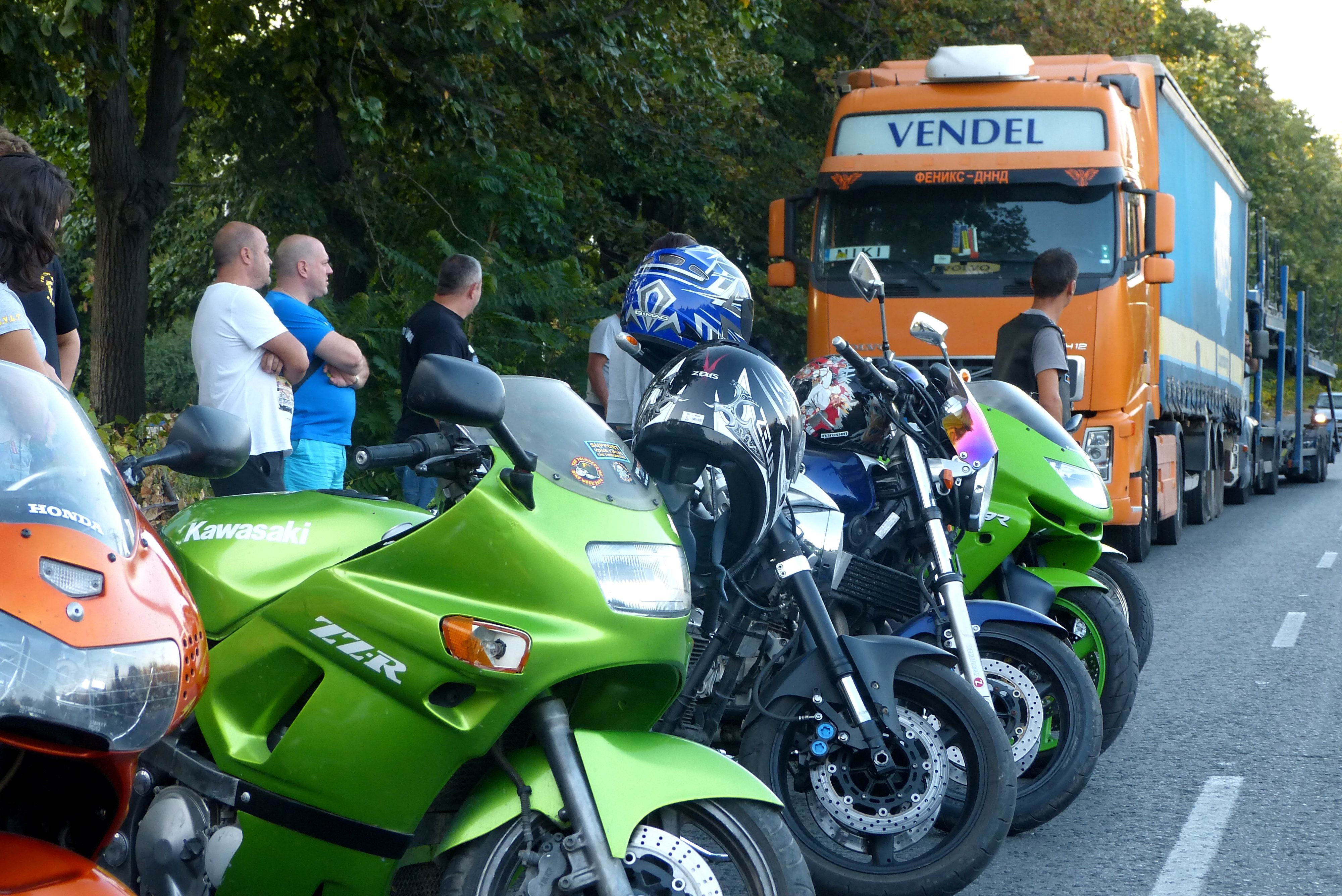 Около сто рокери и любители на мотоциклетите блокираха за около час пътя Русе – Бяла