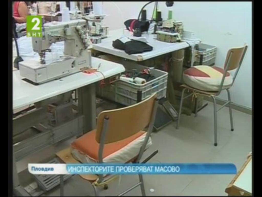 Възглавници вместо удобни столове ползват шивачки на работното си място