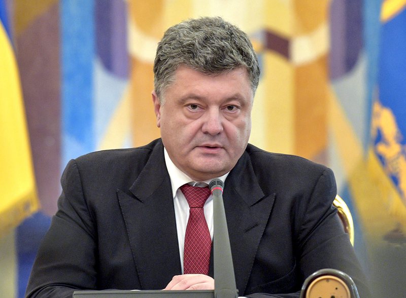Петро Порошенко: Терористите непрекъснато се опитват да предизвикват” военните сили на Киев