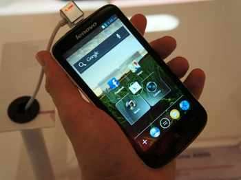 Lenovo продава повече мобилни телефони от компютри