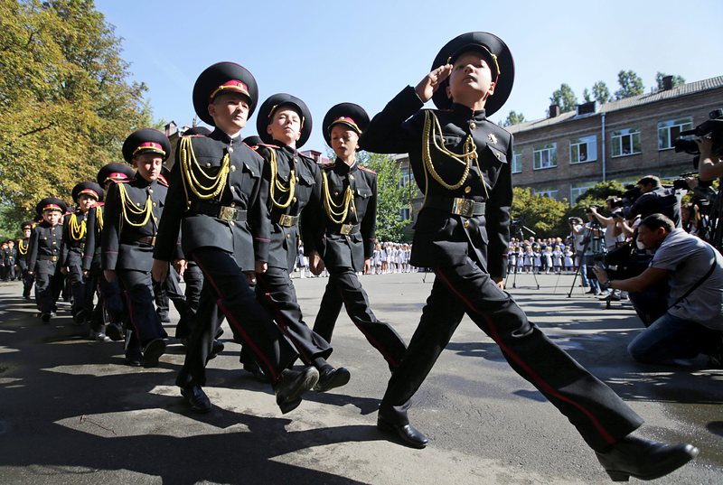 Украински кадети маршируват при откриването на учебната година