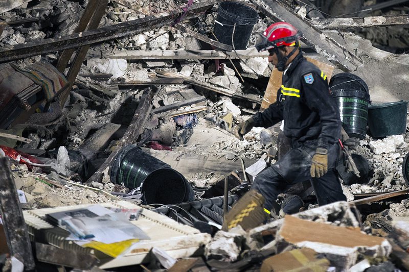 Втора сграда рухна във Франция, жена и дете загинаха