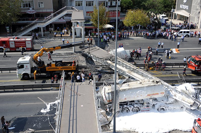 Камион срути надлез в Истанбул, има жертви (видео+снимки)