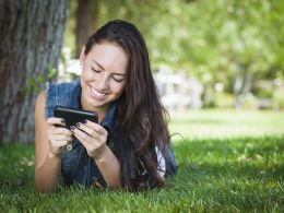 Любовта между студентите и мобилните им телефони